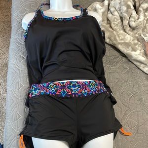 Women’s XL NWT TYR swim set. Built in shelf bra with removable cups